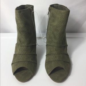 Women Report shoe boot heel color olive size 8.5